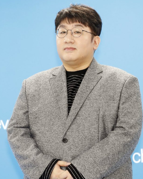 他是bts老板,他还是写《像中枪一样》的音乐人,学历还很高!_方时赫