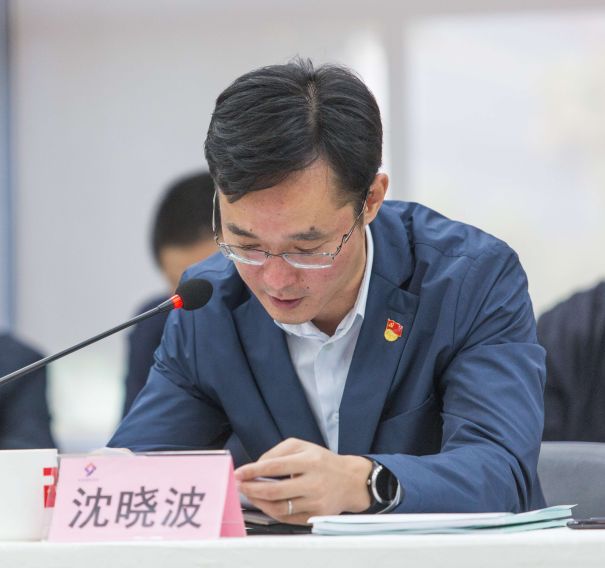 管委会副主任严亚明,园(镇)党(工)委副书记,镇长沈晓波和园党工委委员