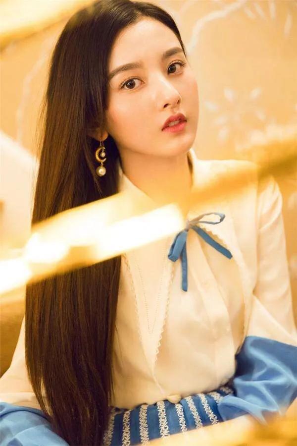 王俊凯妹妹长大了,神似宋祖儿,粉丝感叹真是一家子!_哥哥