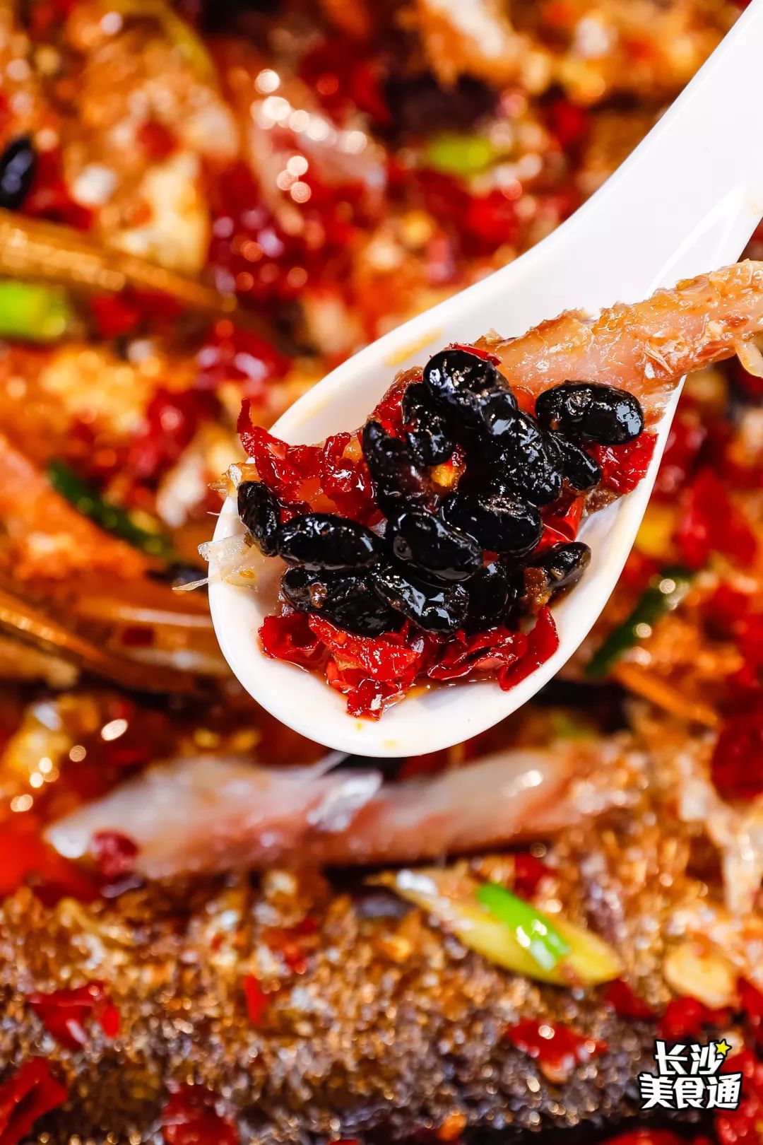 腊鲢鱼里面的豆豉也是一绝,非辣非咸非甜非苦非酸,但当它渗入到菜中