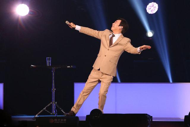 费玉清演唱会开车自曝前列腺已堵塞无法给江蕙幸福