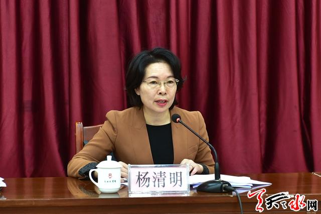 市委宣传部常务副部长杨清明主持座谈会.