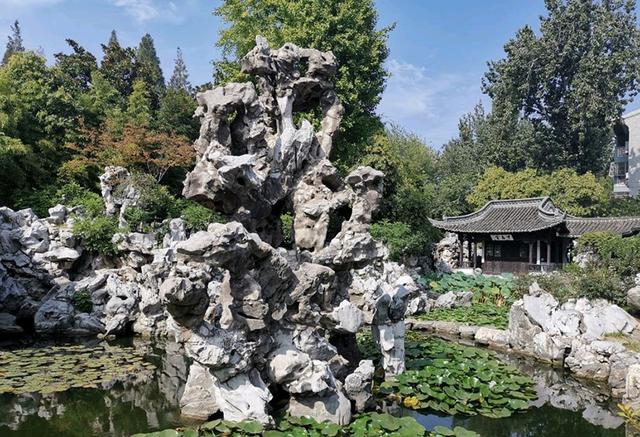 園子裡景點很多,其中最值一提的就是荷芳書院,清晏園幾經變故,荷芳