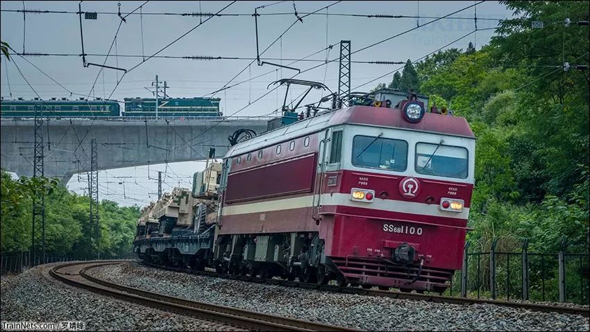 湖北襄阳.焦柳铁路.ss6b牵引货列与高铁线上施工df12工程车交汇.