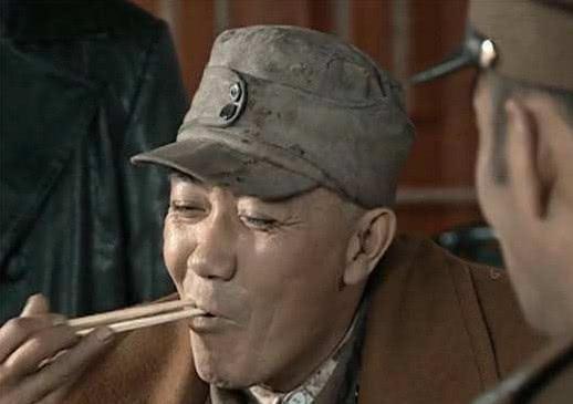 陈酱九八七李云龙爱喝酒但拍摄亮剑时只有一次是真的喝酒