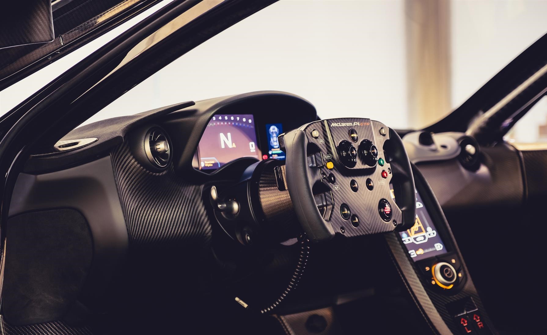 价值300w英镑的"红黑限量版"迈凯伦p1 gtr!