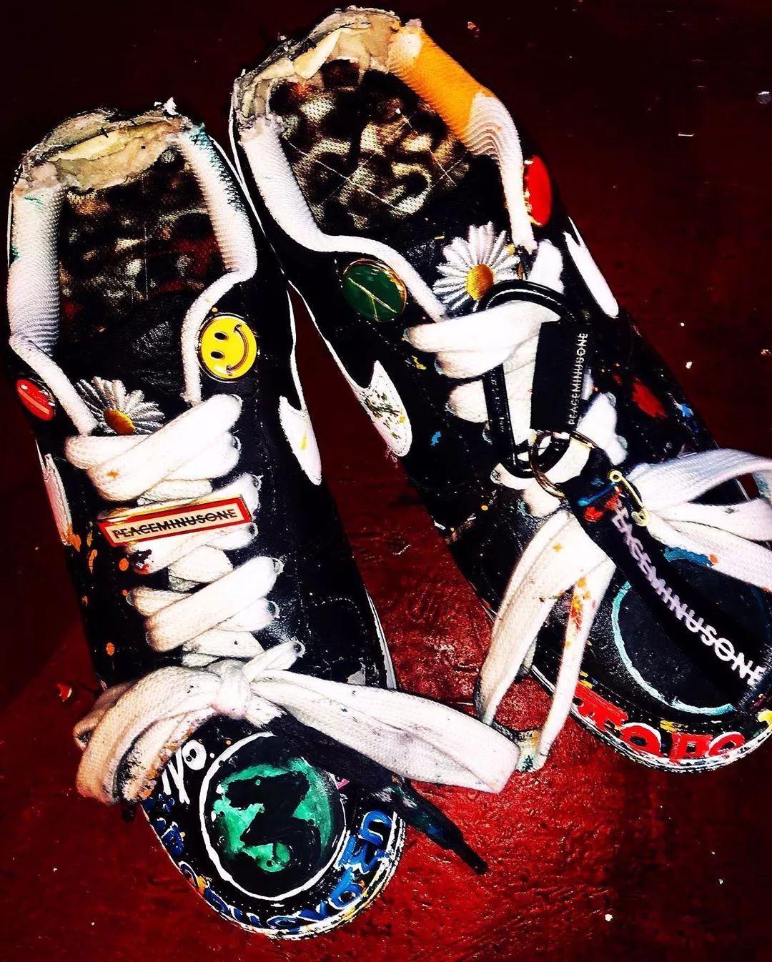 这一次上脚的 peaceminusone x nike air force 1,除了鞋面上多了涂鸦