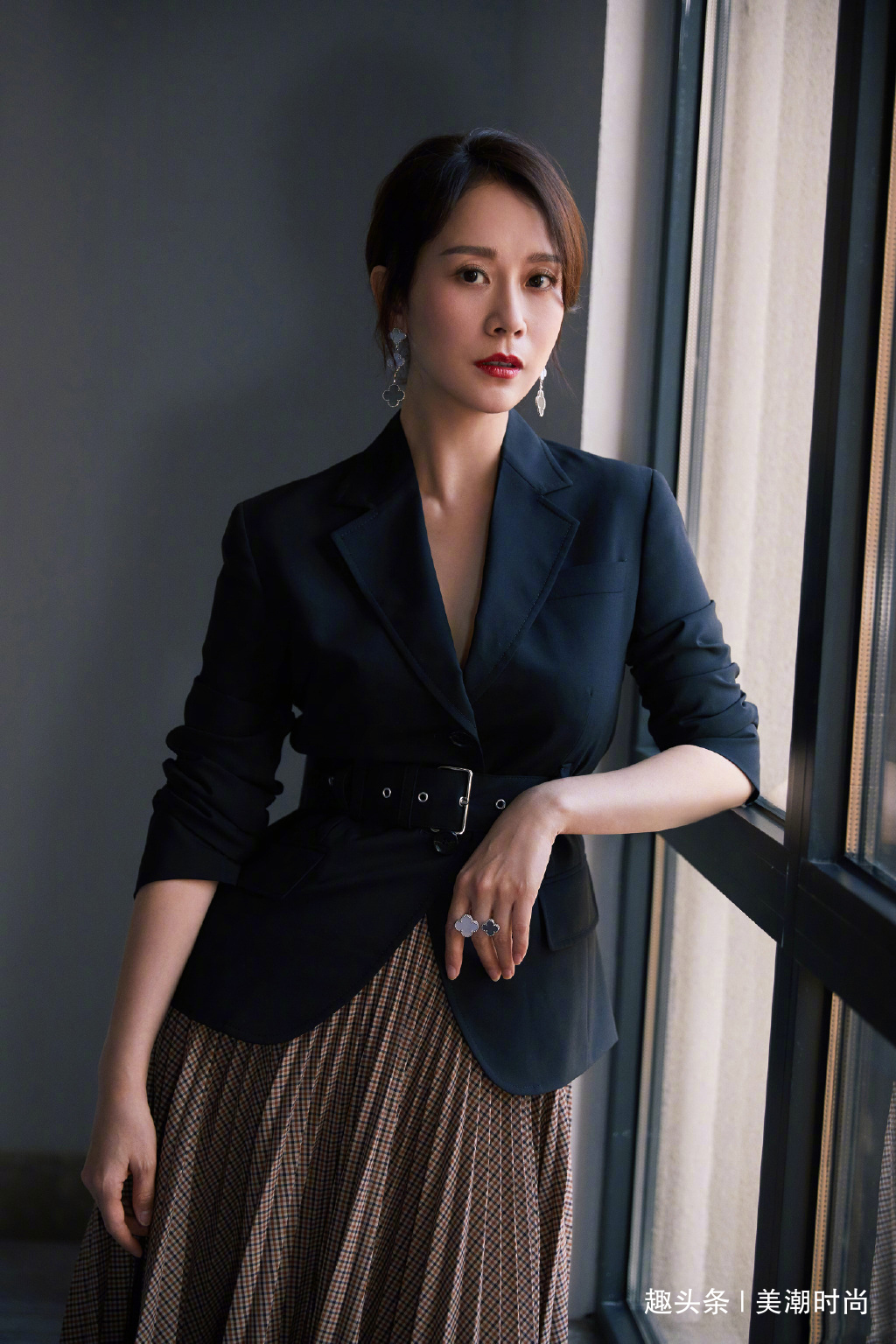 海清不愧为国民媳妇,活动造型端庄优雅,40岁女人穿搭学她准没错