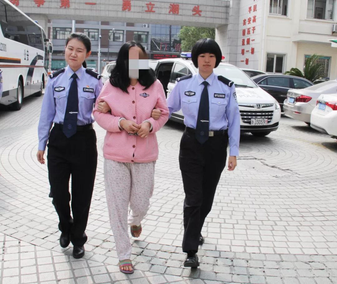 15年前漂亮女子因争执杀死男友,后漂白身份邂逅3个男人生了3个娃,如今