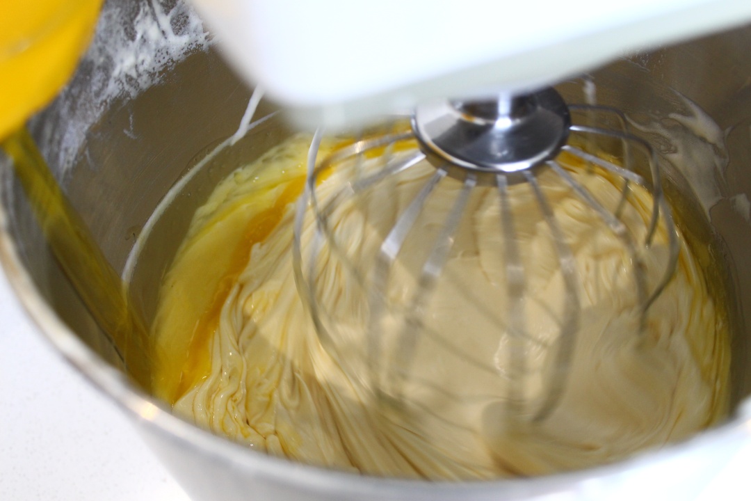 5.加入面粉,低速搅拌均匀.