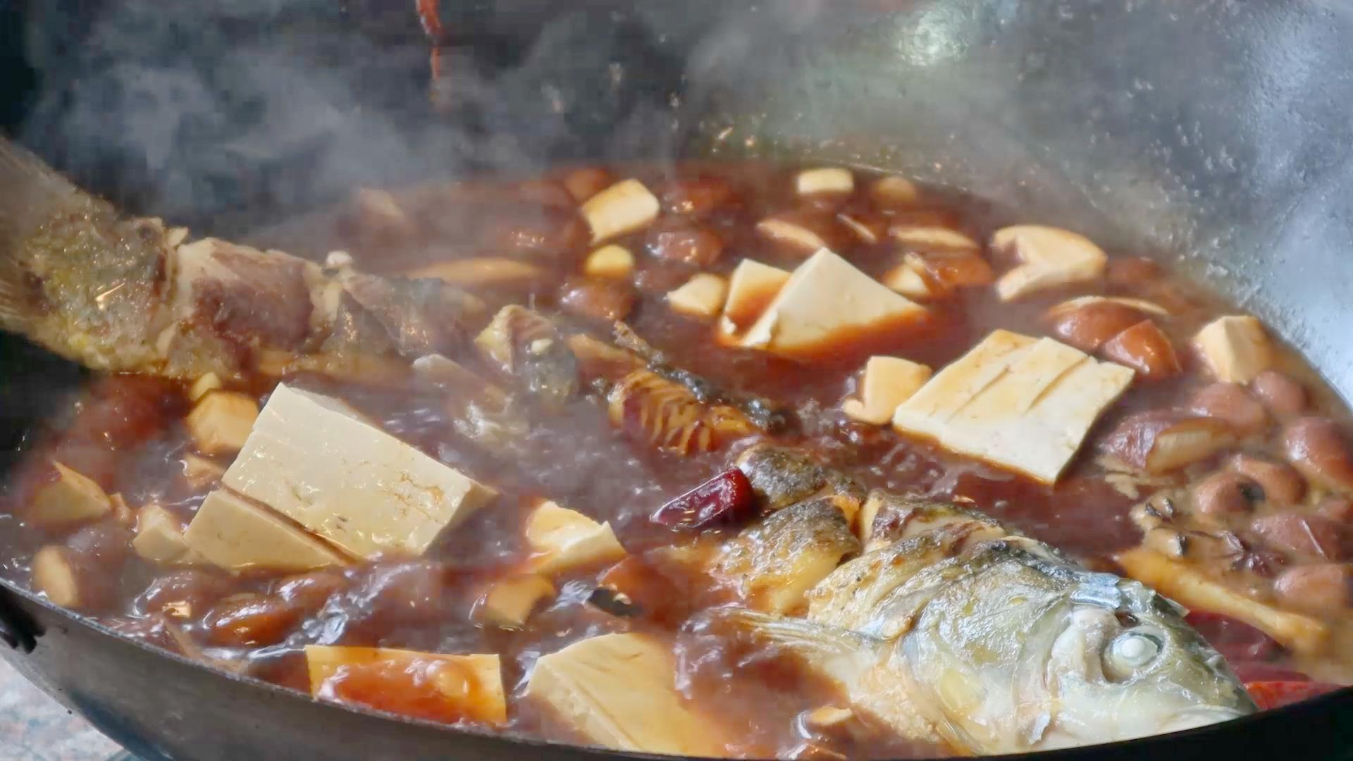 原創大廚教你鐵鍋燉魚的家常做法,魚肉鮮香入味,營養美味又解饞