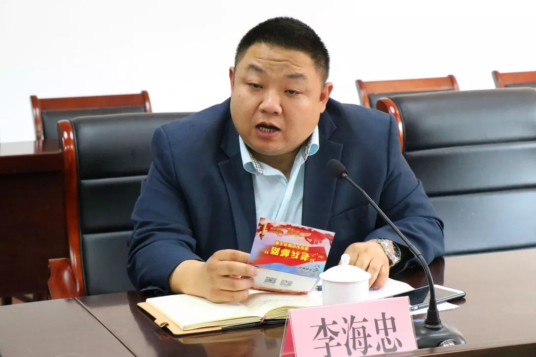 最后,张家港市邮政局农场支局局长李海忠在发放仪式上,就"老兵邮路"