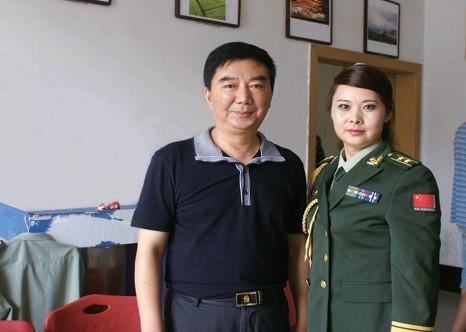 大约在70年代,唐爱国就跟随姜昆学习相声,姜昆比唐爱国年长7岁,就好比