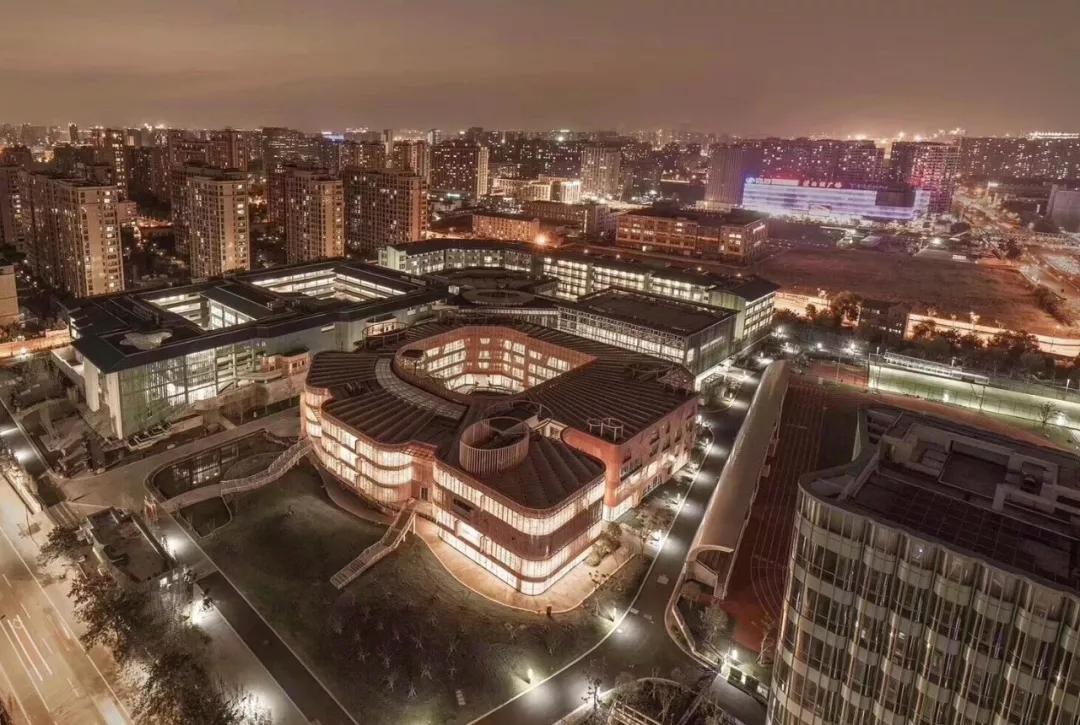 (粉红区域是小学部,浅绿色区域是中学部)走进观成新校园这次我们可以