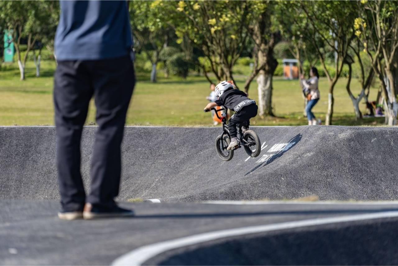 中国上海5岁bmx一姐菠萝参加国际fise成都站儿童bmx比赛小轮车道具赛