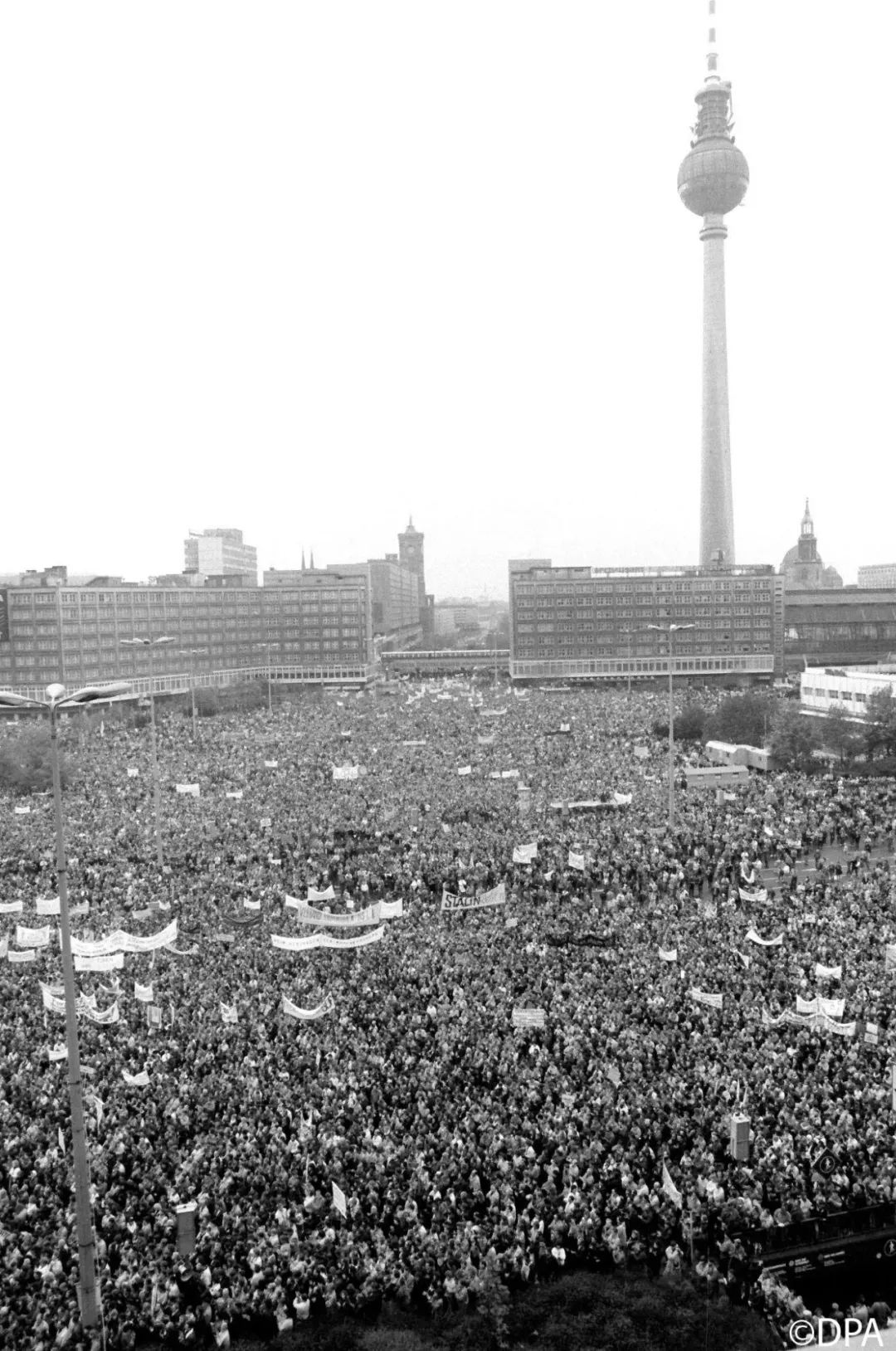 三十年前的今天柏林墙被推倒了老照片场