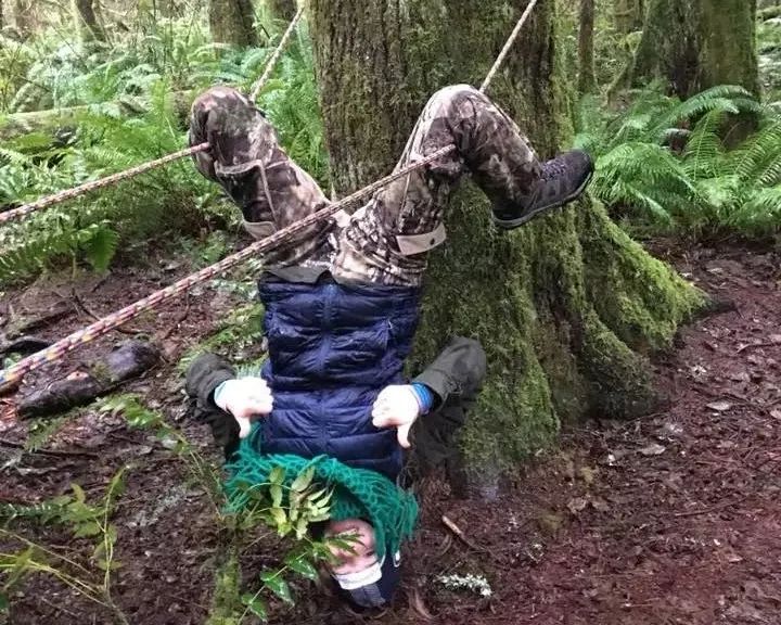 冬天,他们穿着更加温暖,练习狐狸走路,学习跟踪,伪装;听风,听猫头叫