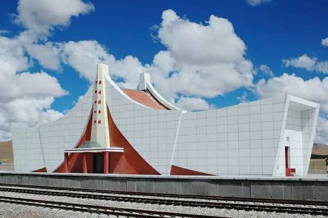 世界海拔最高火车站:伸手就能摸到云,可惜不能下车观看_唐古拉