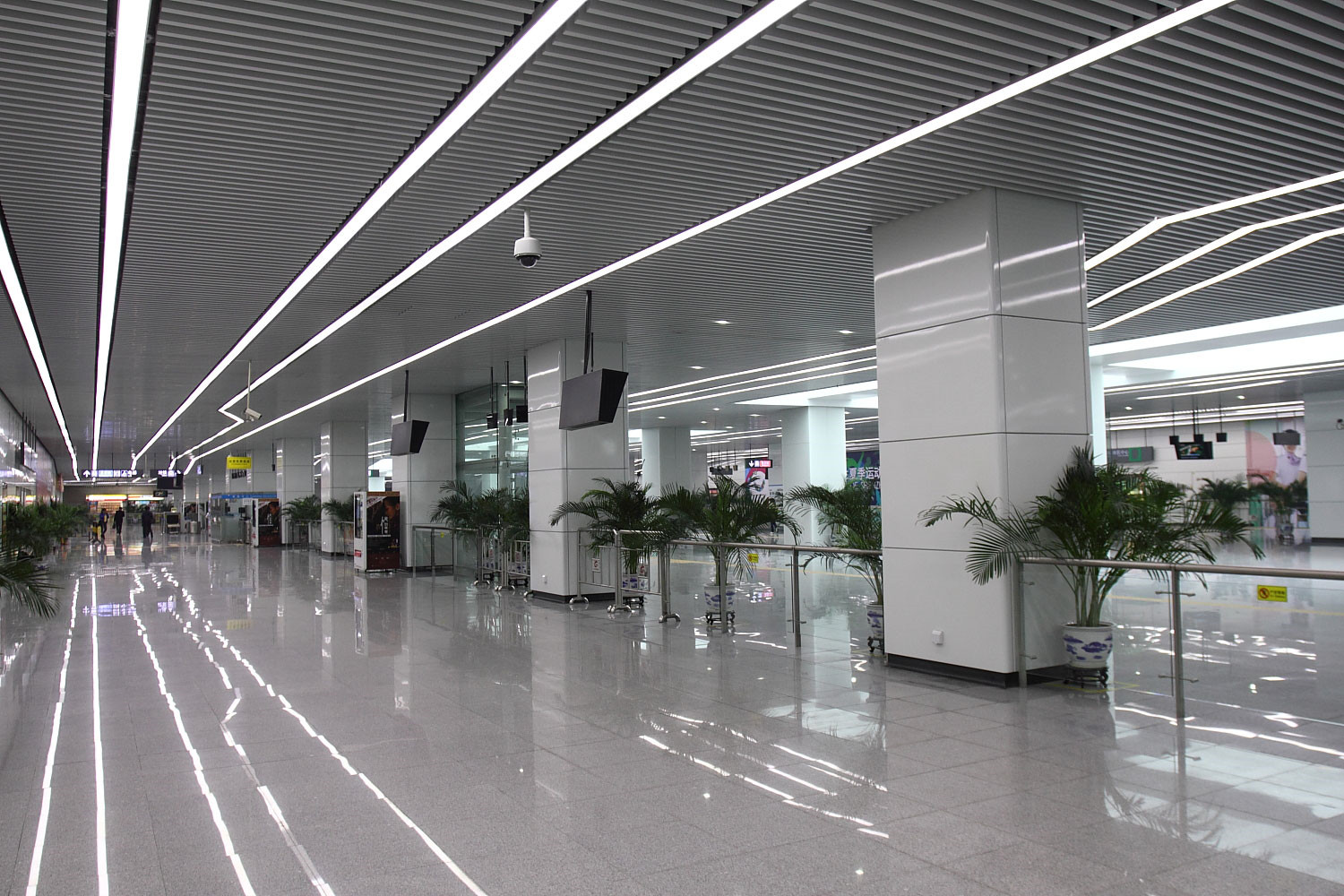 中国最大地下火车站相当于21个足球场耗资40亿设有36个出入口