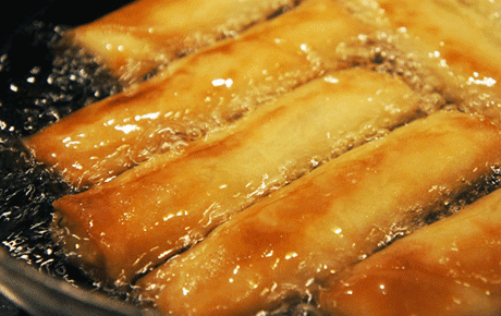 立春吃春卷和春饼,立夏吃面条,小满吃野菜,立秋贴秋膘,秋分吃"秋菜"