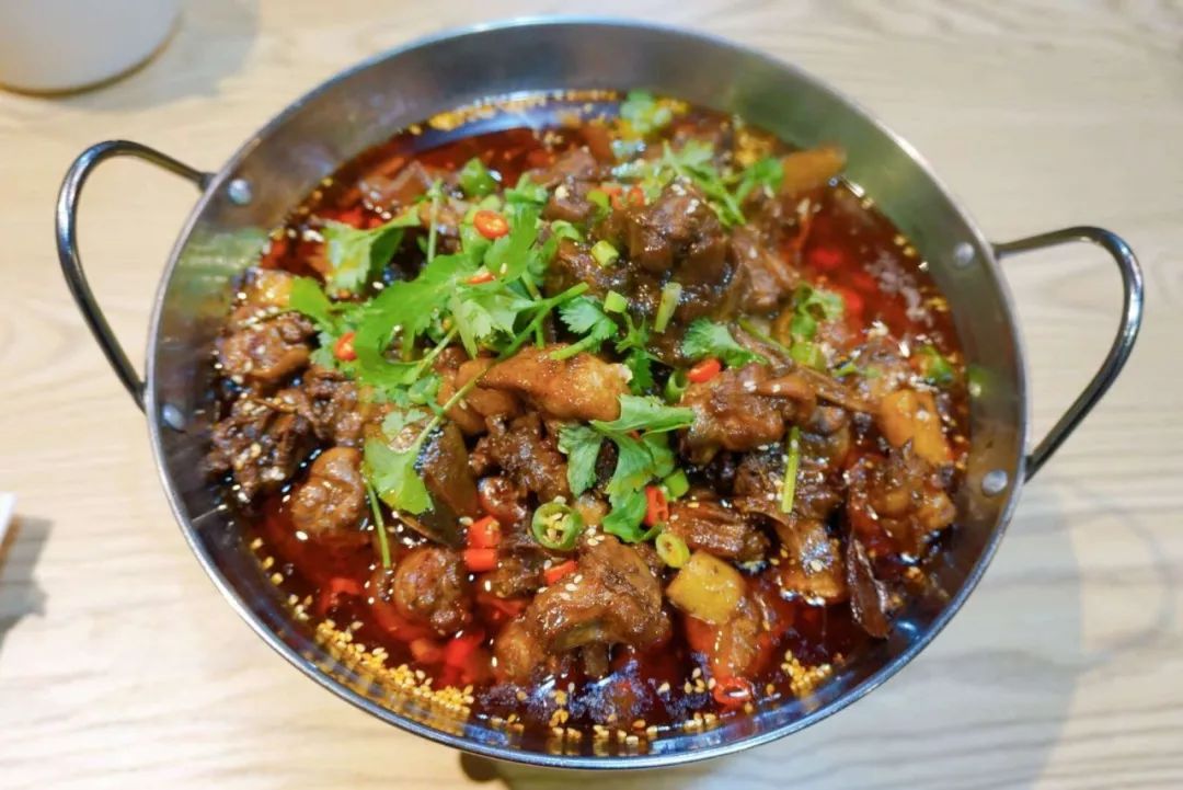 所以来店里,必须点一锅姜仔啤酒鸭是健康营养,补气活血的佳品在大冷天