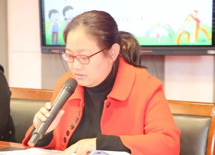 议程二:学校副校长王娜宣布《2019-2020学年济南市章丘区东山小学家长