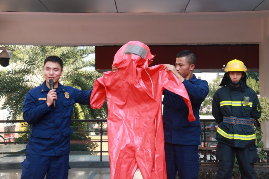 cool鼓二小少年们在全国消防日与消防员叔叔亲密接触