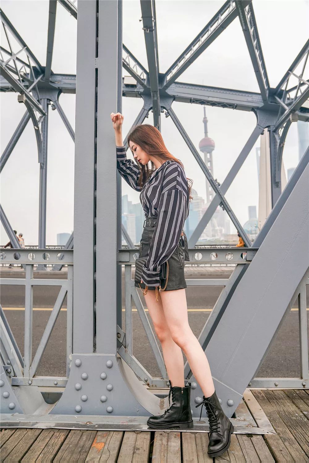 软硬度却是很适中,走起路来也特别舒服,穿了一段时间也没有磨脚的感觉