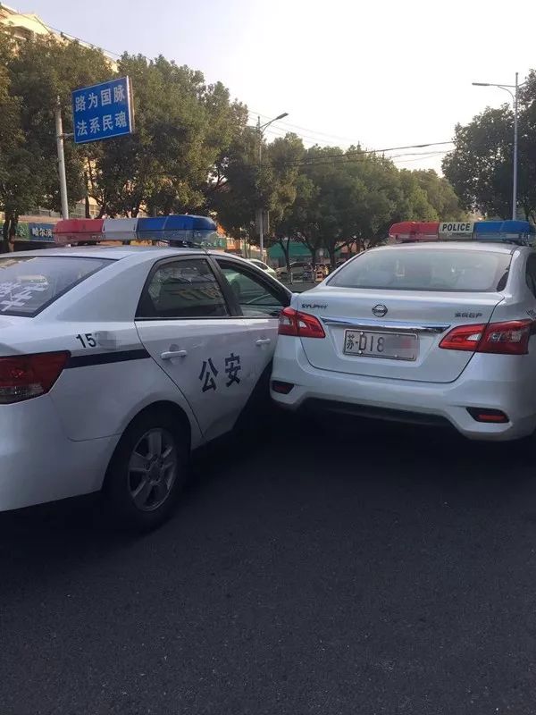金坛西门菜场附近两辆警车撞到一起了!