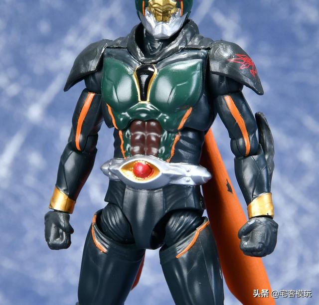附带了骑士踢的龇牙咧嘴脸头部细节设计原型为假面骑士1号 他是拥有超