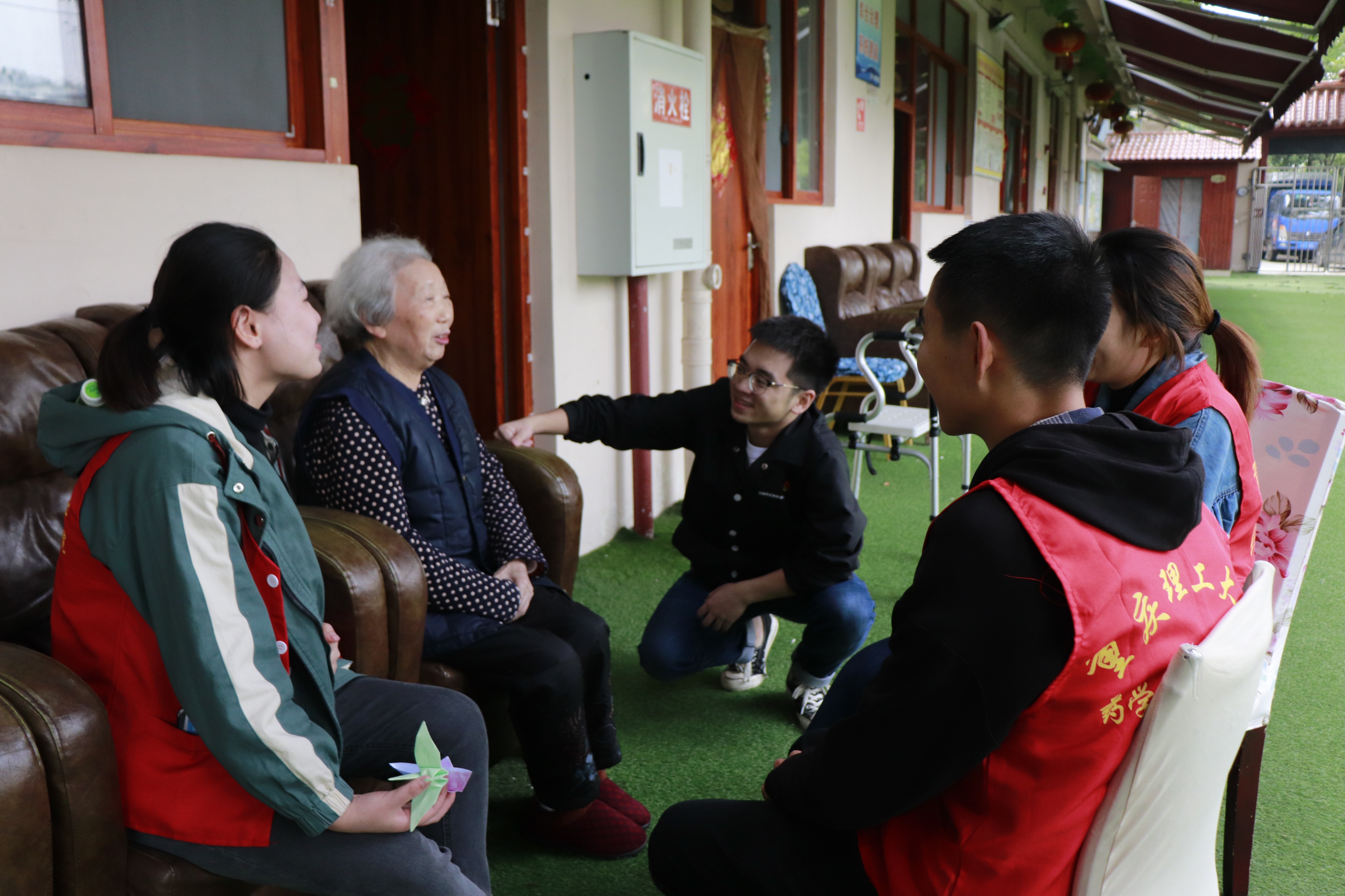 学生党员与老人沟通交流