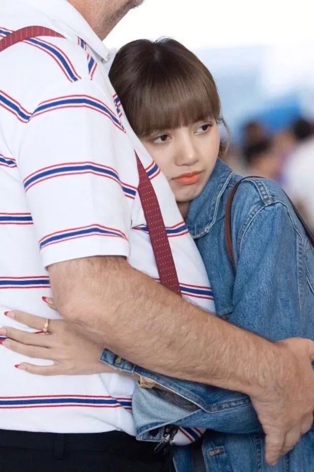 Lisa家庭背景被扒，继父究竟是什么来头？曝光后令人咂舌！_头发
