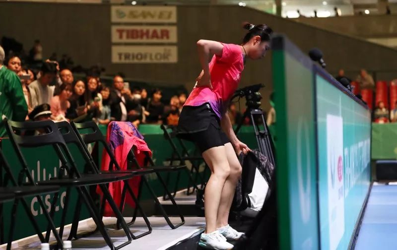 第四局丁宁依然贯彻下蹲发球战术,取得良好效果的同时消耗也是巨大的