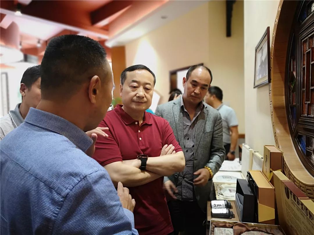 郎河·一球茶业总经理王小林先生向省政府等领导介绍了公司的基本情况