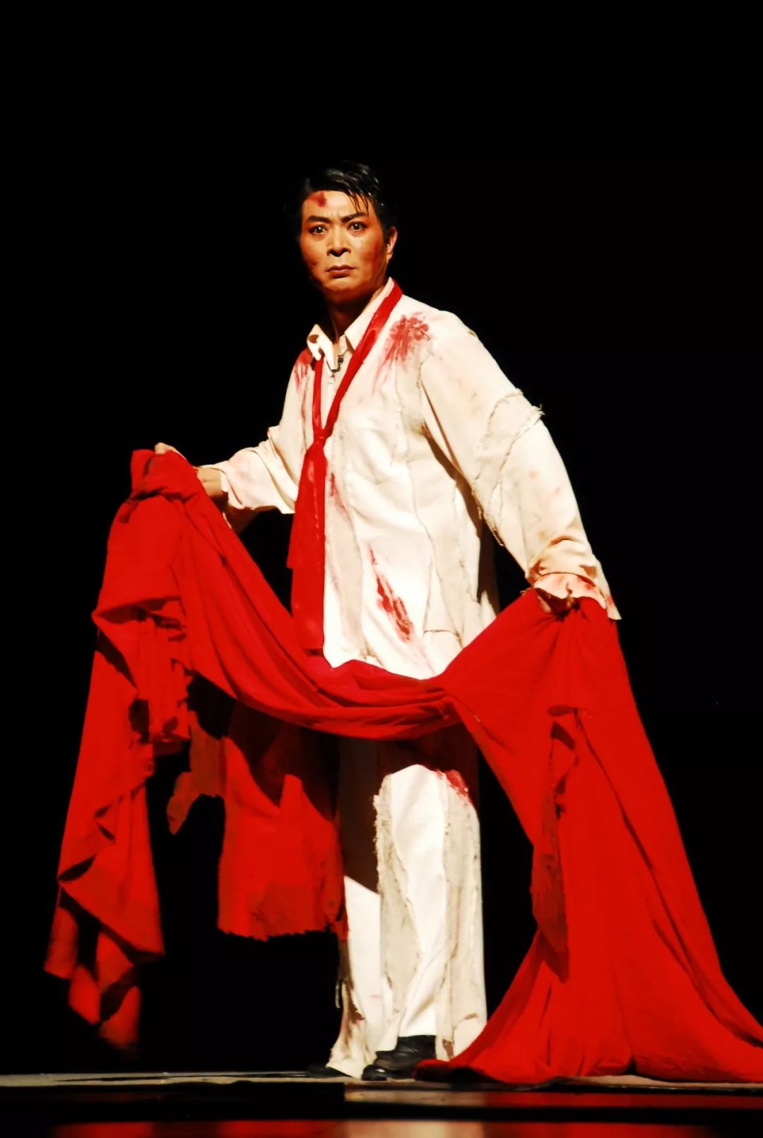 在《刑场上的婚礼》中饰演周文雍.