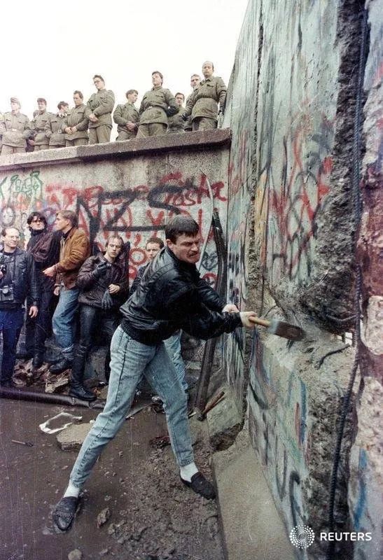 三十年前的今天柏林墙被推倒了老照片场