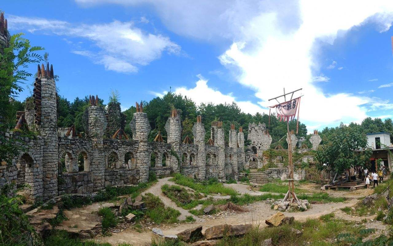 山谷深处神秘的石头王国,二十年一个人铸造心中的夜郎