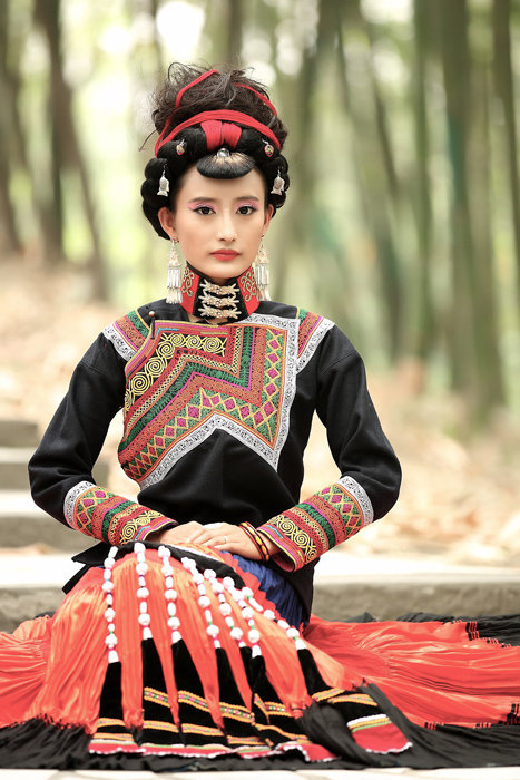 滇西型彝族服饰图片