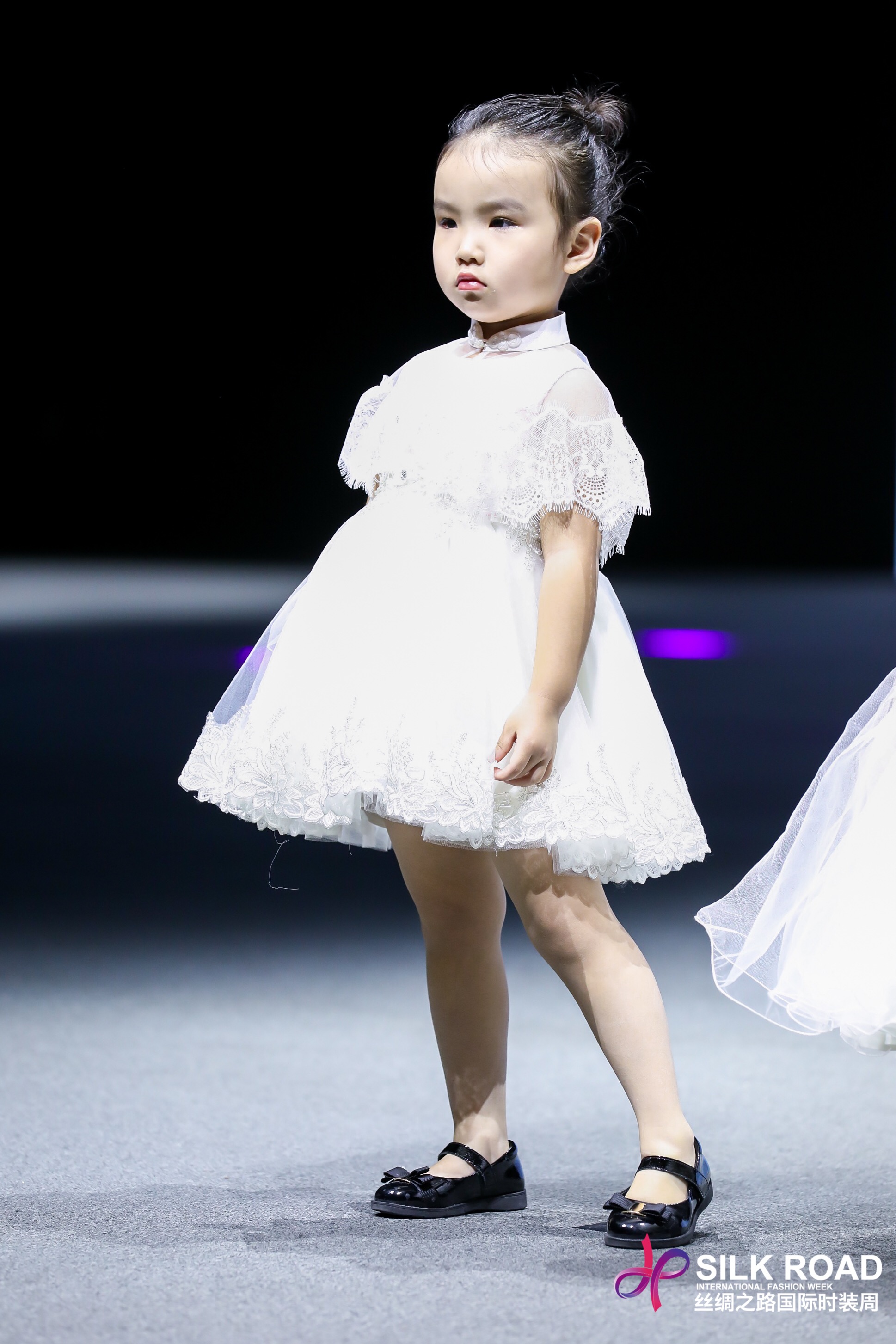 丝绸之路国际时装周x莨庄童星中国张芯淇参秀