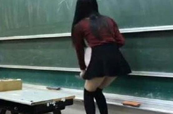 老师脱了裙子坐了上去图片