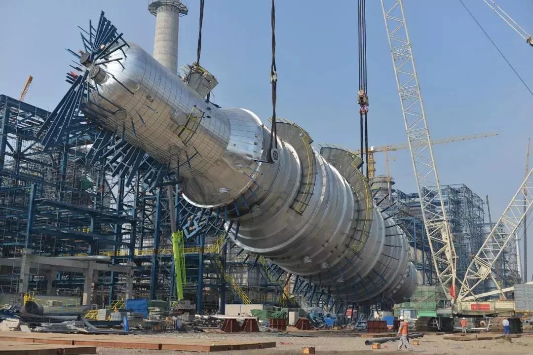 洗涤塔就位了!中科项目大型炼油设备安装划句号