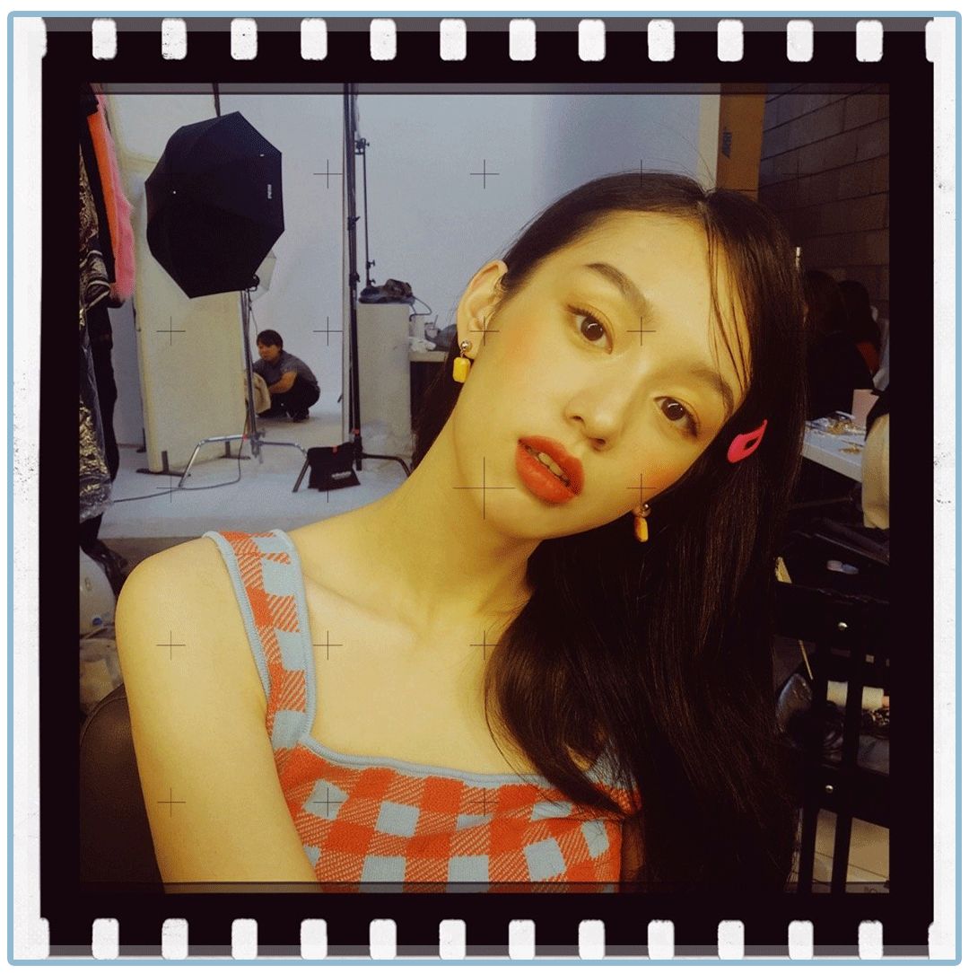 的女生饰演魏莱的周也▼却让人脊背发凉明明是带着微笑尤其她的眼神▼