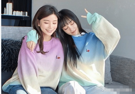 看起来彻底放弃了rap了,即使有闺蜜的带动,也就是不做那个手势动作了!