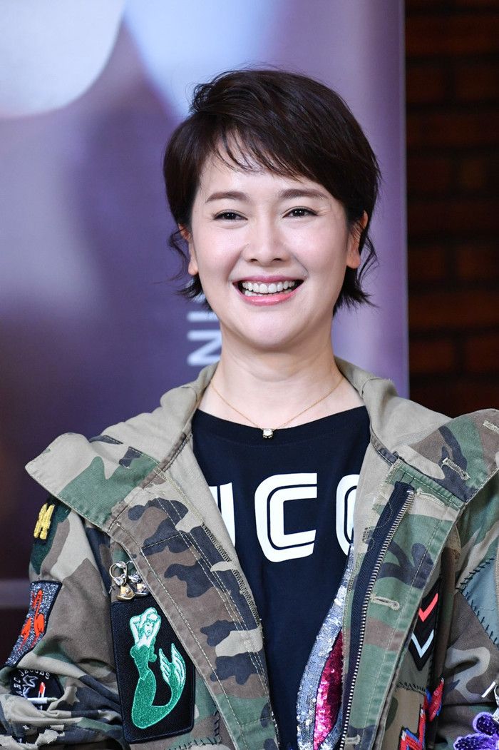 原创左小青不愧是"中国式"的美女,就算发福和明显的颈纹仍优雅知性