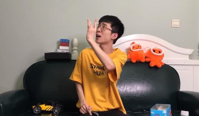 故而在游戏开始招募主播的时候王小歪就已经成为了一名和平精英的主播