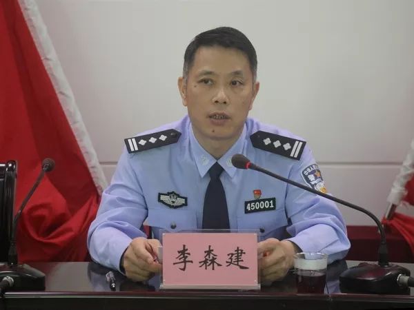 李森建局长发言3"住村"社区民警代表曾纬作表态发言,表示"住村"工作很