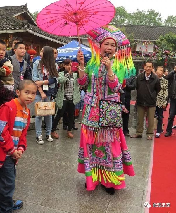 将登台演唱并与群众山歌对唱武宣婆和阿古哥武宣婆对战阿古哥01title