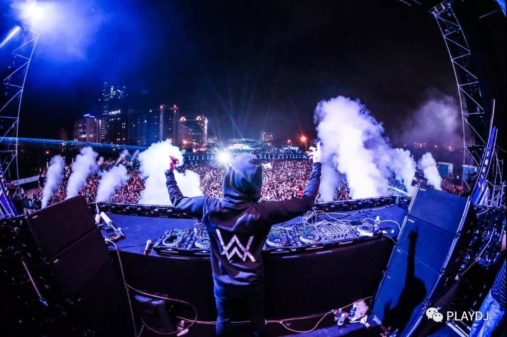 4,音乐节中的dj3,室内派对中的dj2,商业性演出中的dj1,夜店工作的dj一