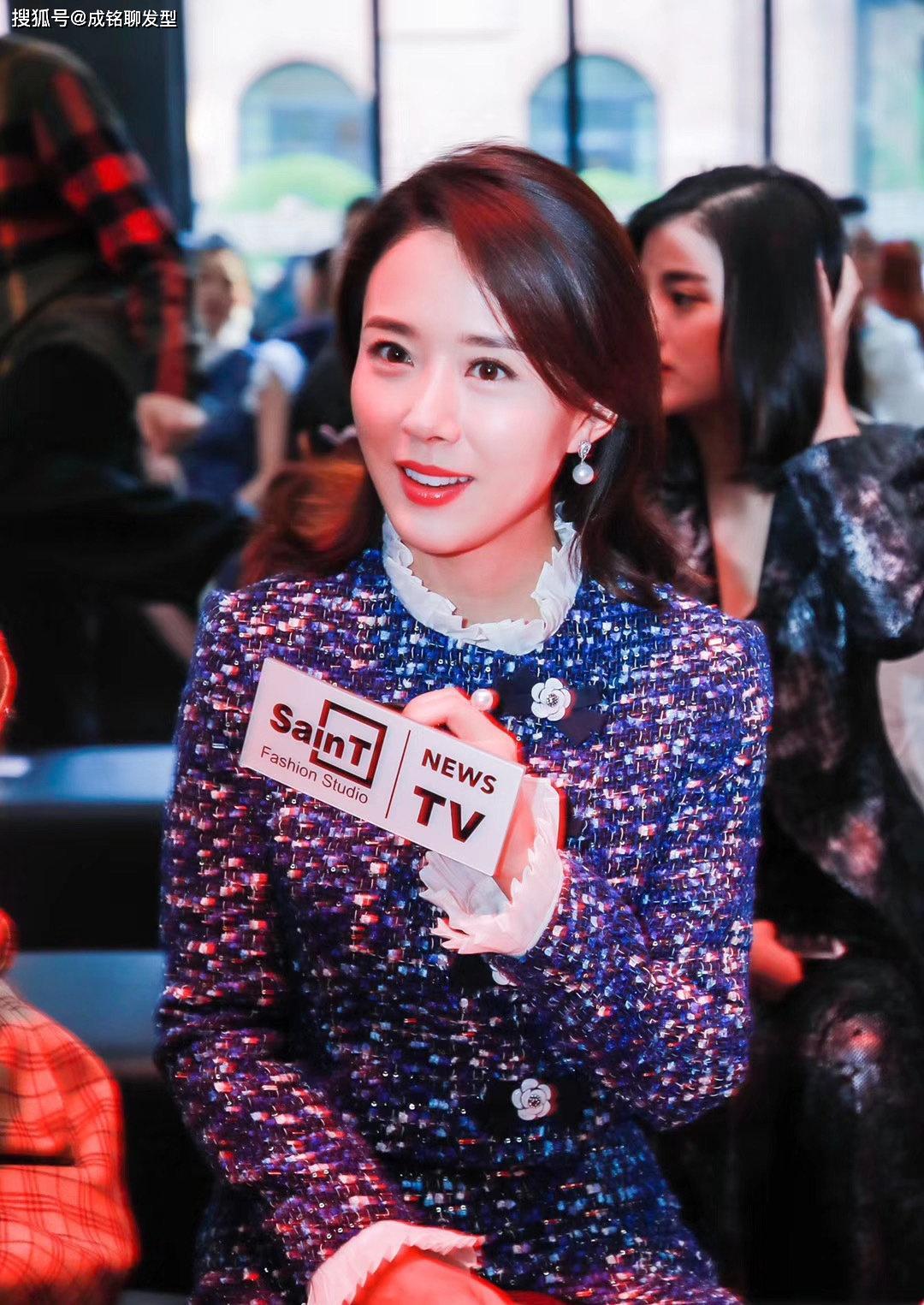 原创41岁颜丹晨穿混纺裙子蓝格调尽显高贵气质典雅与温柔并存