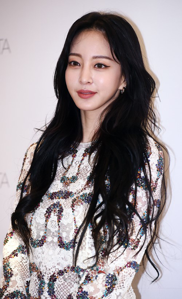 韩艺瑟年近四十容颜不老,穿短裙筷子腿吸睛,90度高跟走路不用扶